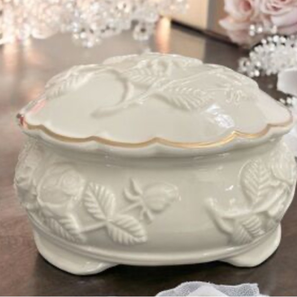 Cream Jewelry Organizer with Floral Design